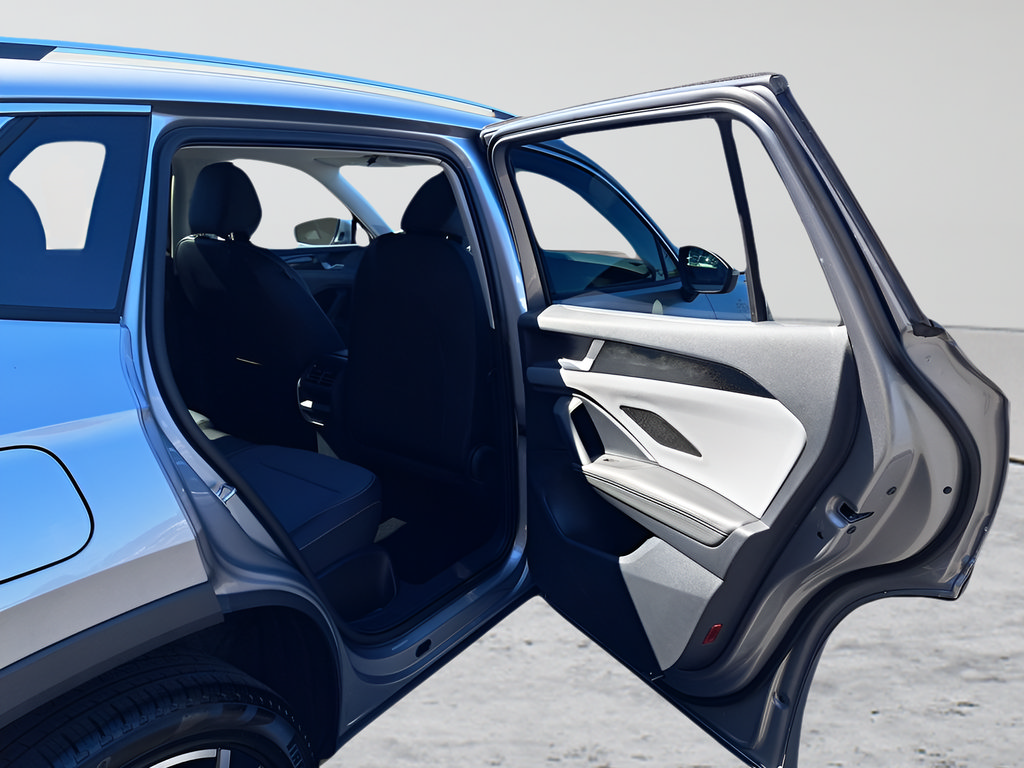New 2025 Volkswagen Tiguan SE FWD image 15