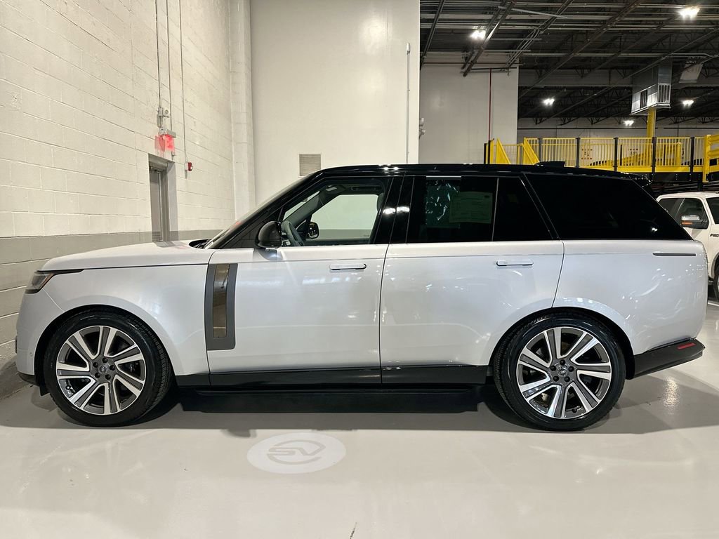 Used 2025 Land Rover Range Rover SV image 2