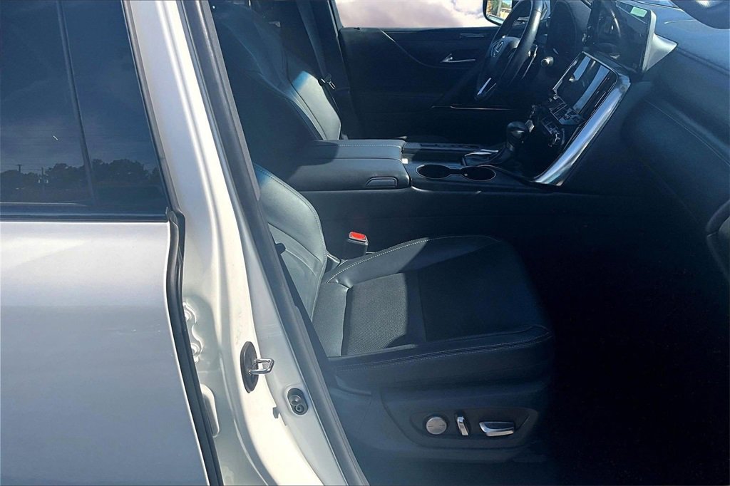 Used 2023 Lexus LX 600 4WD w/ Premium Package image 29