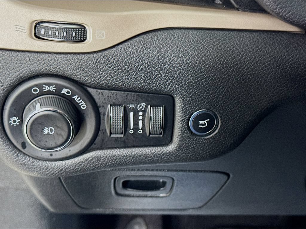 Used 2017 Jeep Cherokee High Altitude w/ Luxury Group AWD/4WD image 12
