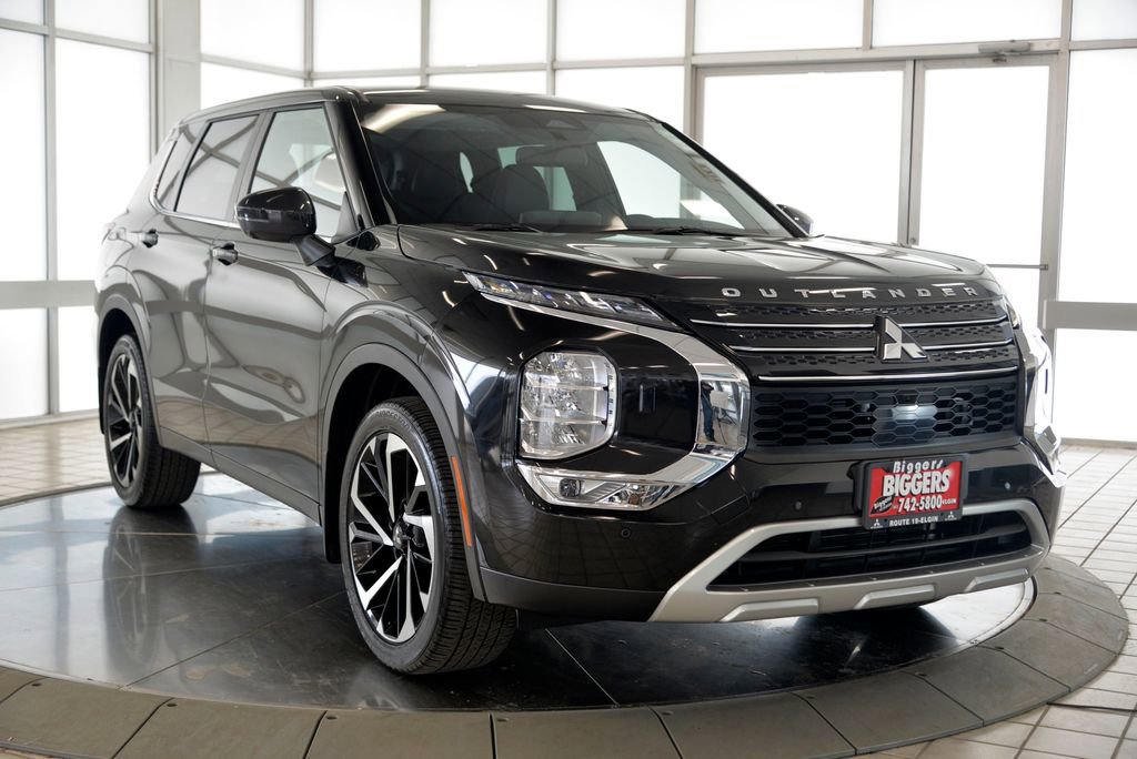 Used 2023 Mitsubishi Outlander SE image 2