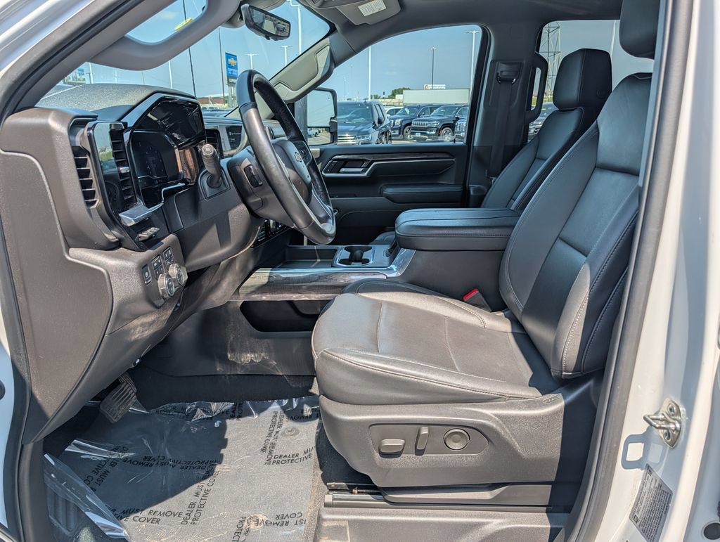 Used 2025 Chevrolet Silverado 2500 LTZ w/ LTZ Convenience Package AWD/4WD image 15