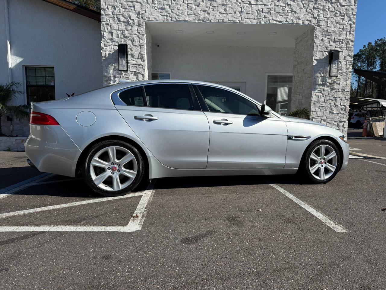 Used 2017 Jaguar XE Premium image 16