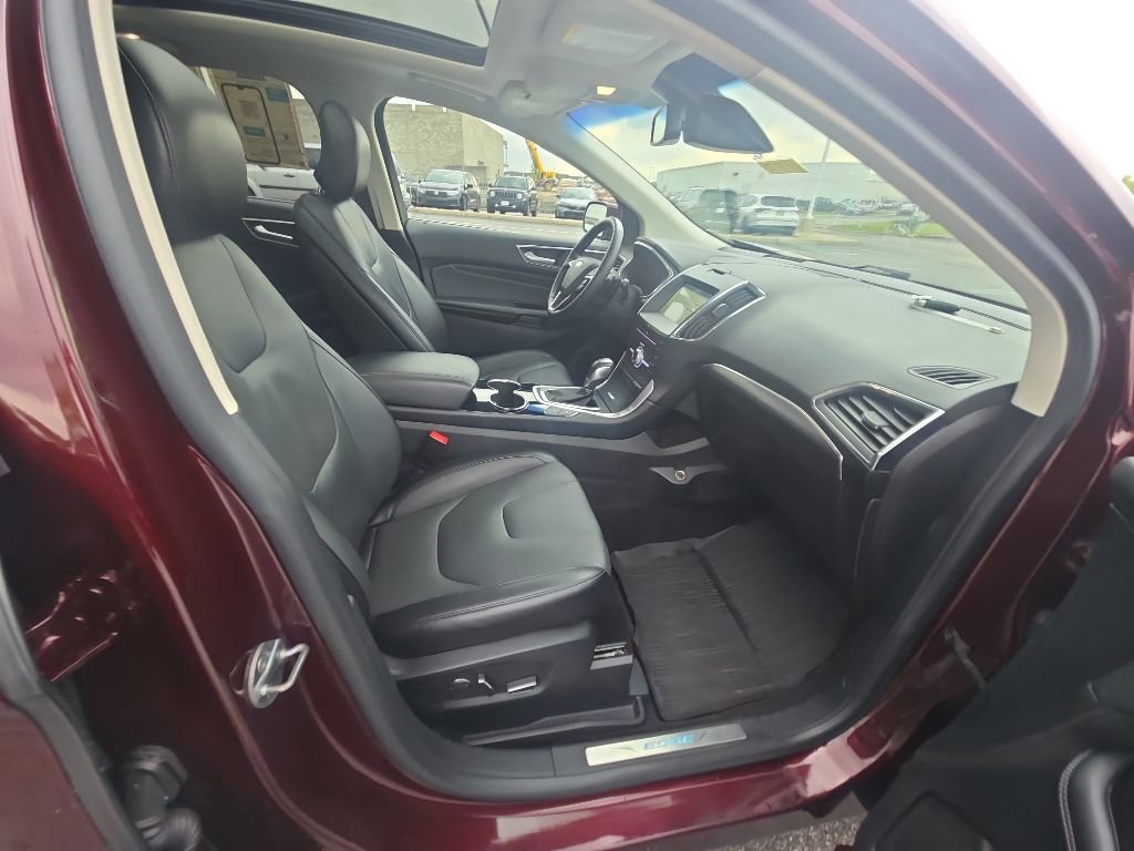 Used 2018 Ford Edge Titanium w/ Equipment Group 302A AWD/4WD image 32