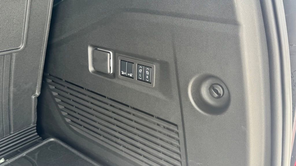 Used 2024 GMC Yukon Denali Ultimate w/ LPO, Floor Liner Package AWD/4WD image 11