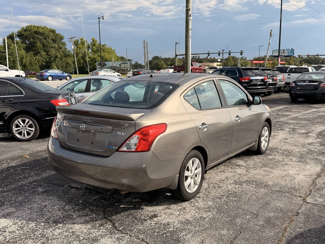 Used 2014 Nissan Versa SV w/ Convenience Package FWD image 4