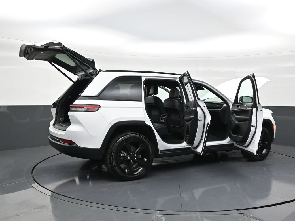 Used 2025 Jeep Grand Cherokee Limited w/ Black Appearance Package image 29
