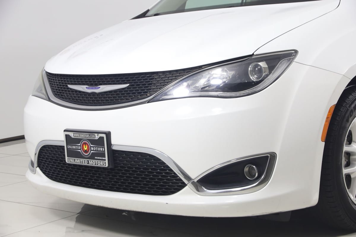 Used 2020 Chrysler Pacifica Touring FWD image 54