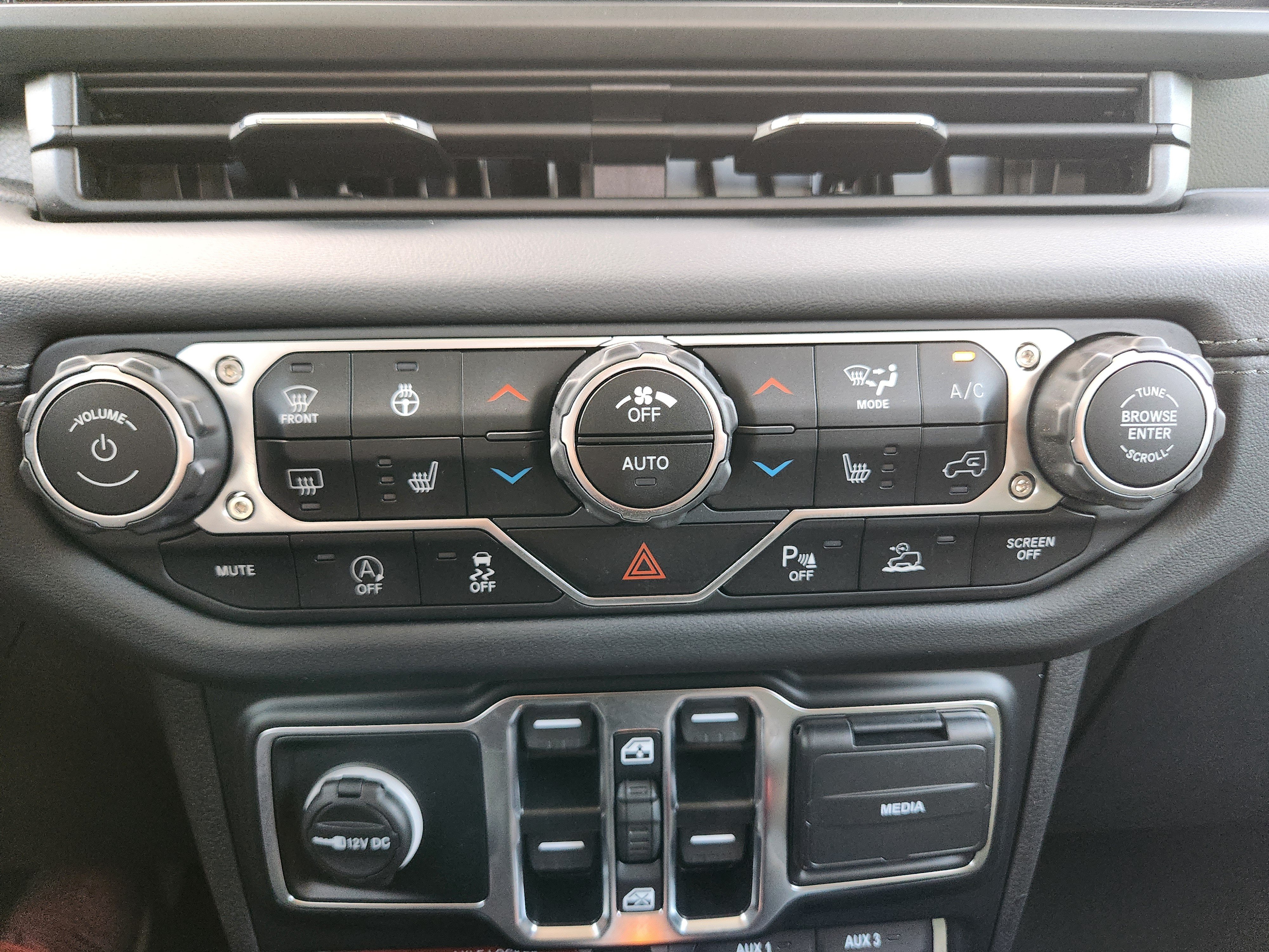Used 2024 Jeep Gladiator Mojave AWD/4WD image 14