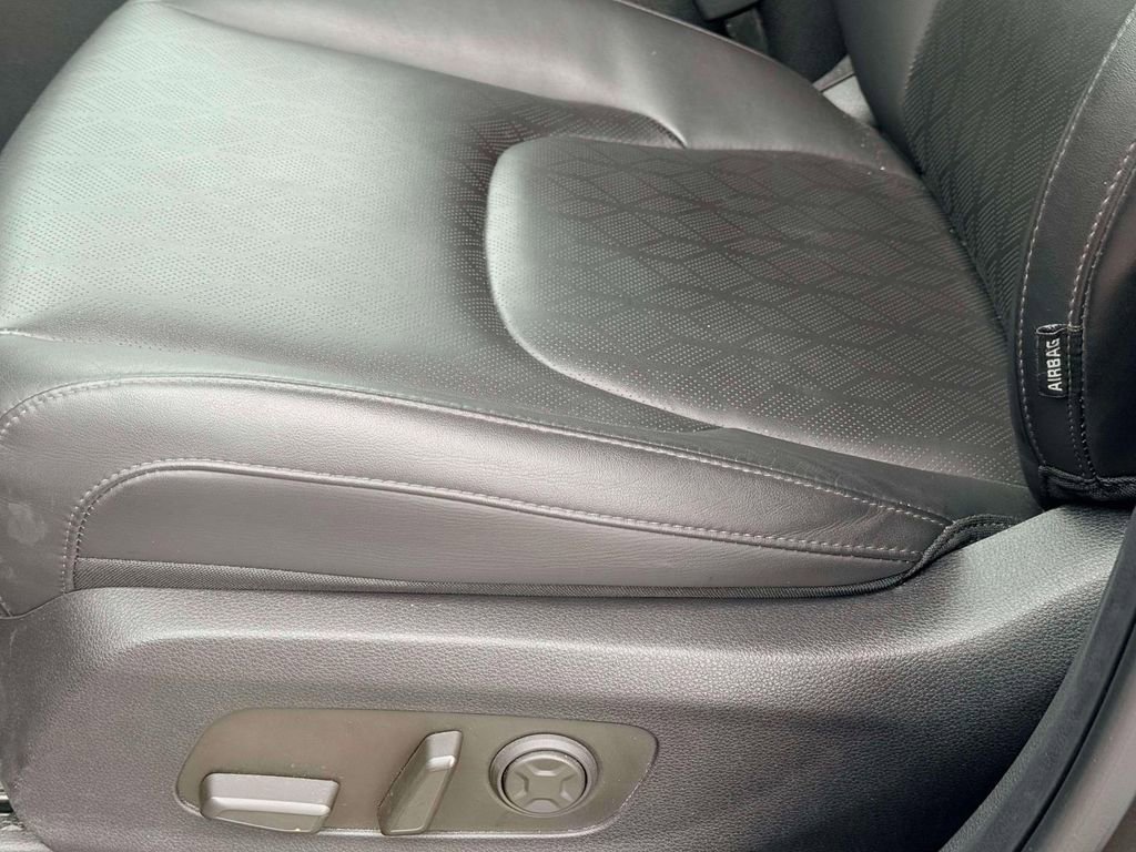 Used 2025 Kia Carnival FWD image 14