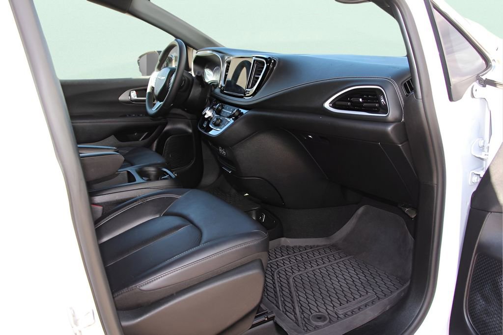 Used 2025 Chrysler Pacifica Select image 29