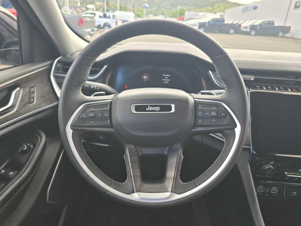 Used 2023 Jeep Grand Cherokee Limited w/ Black Appearance Package AWD/4WD image 11