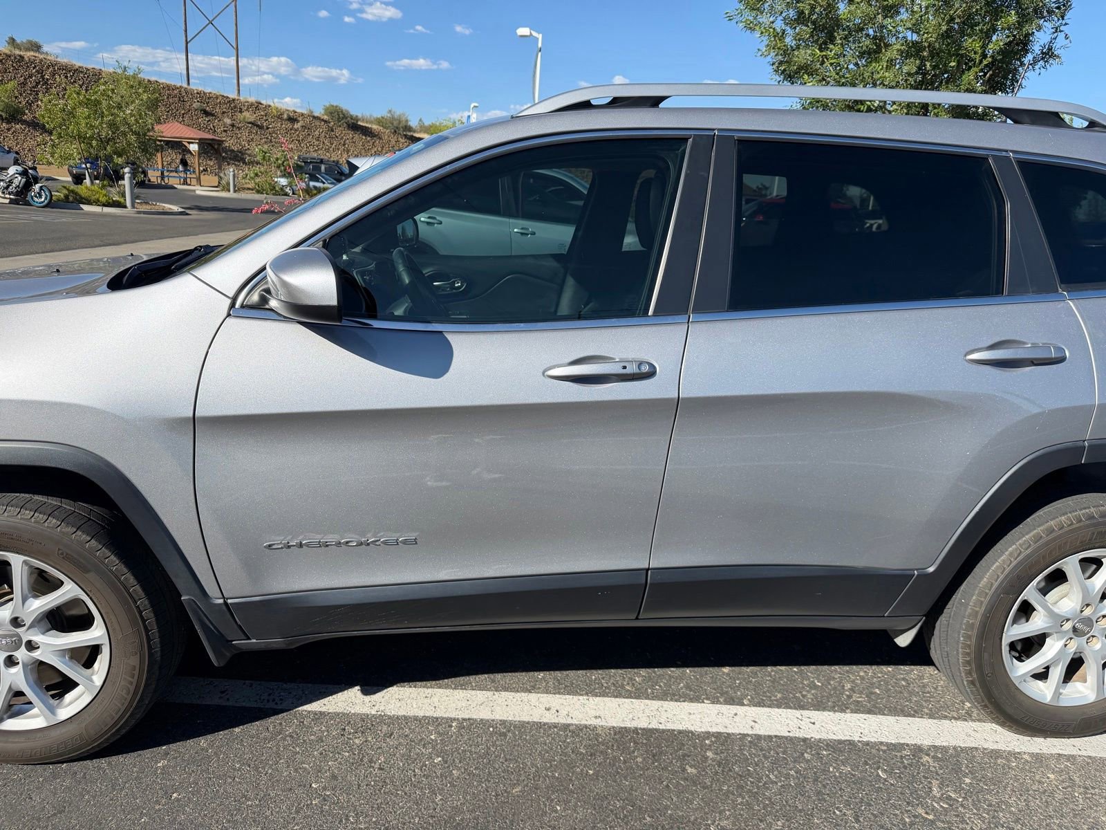 Used 2018 Jeep Cherokee Latitude Plus AWD/4WD image 4