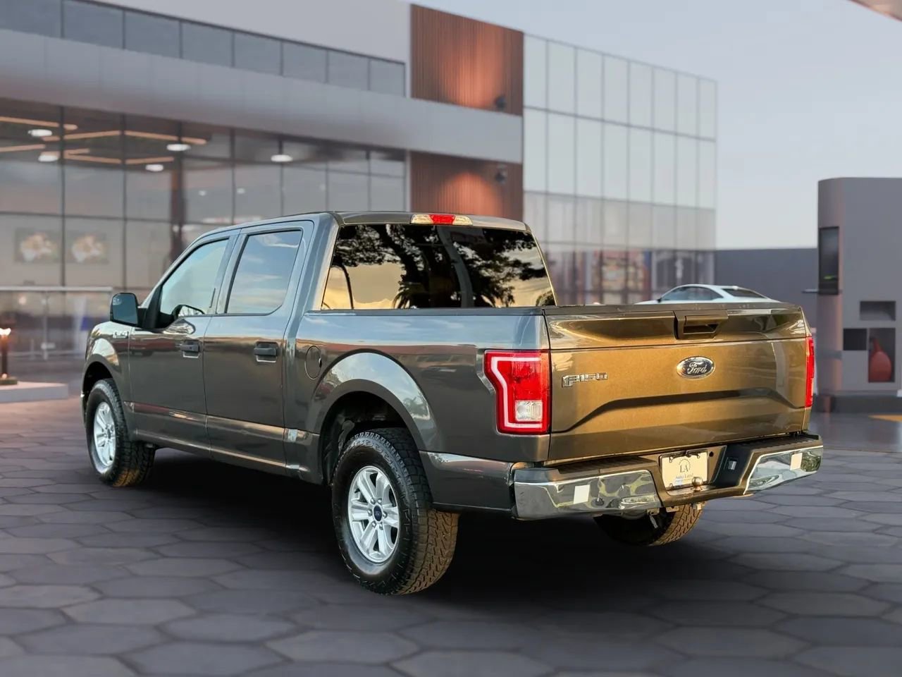 Used 2017 Ford F150 XLT image 4