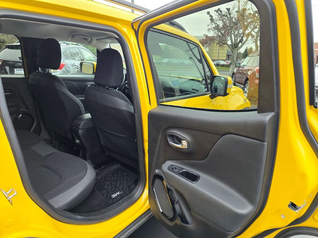 Used 2019 Jeep Renegade Altitude w/ UConnect 8.4 Nav Group image 9