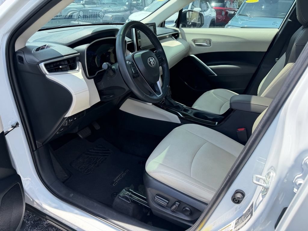 Used 2022 Toyota Corolla Cross XLE w/ Convenience Package AWD/4WD image 11