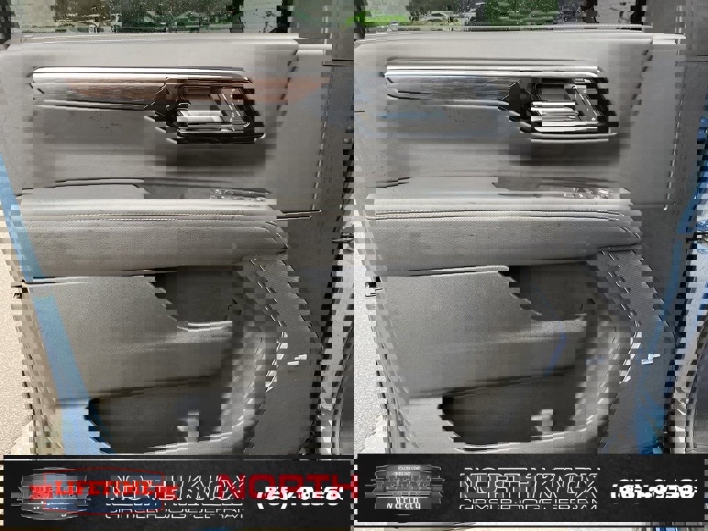 Used 2025 Chevrolet Suburban Premier image 5