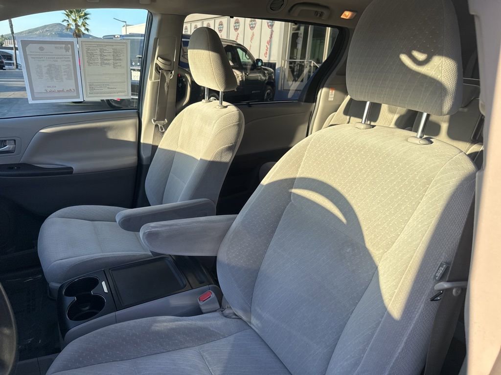 Used 2018 Toyota Sienna LE w/ Carpet Mat Package image 14