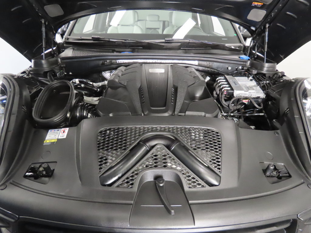 Certified 2023 Porsche Macan S AWD/4WD image 48