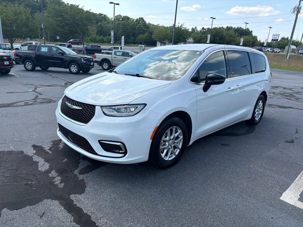 Used 2025 Chrysler Pacifica Select FWD image 5