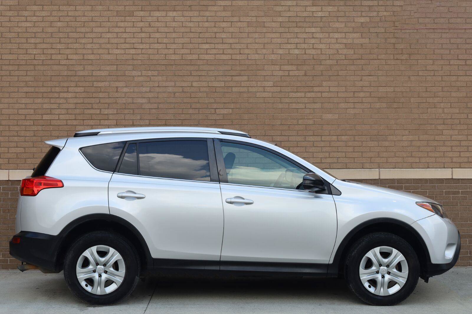 Used 2015 Toyota RAV4 LE FWD image 2