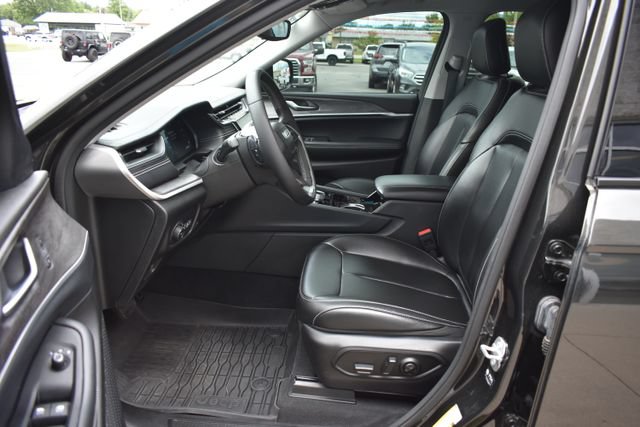 Used 2023 Jeep Grand Cherokee L Limited AWD/4WD image 4