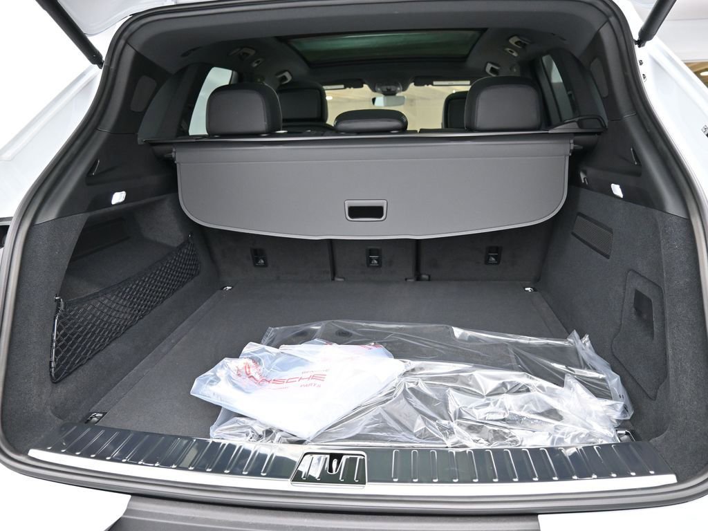 Certified 2025 Porsche Cayenne AWD/4WD image 9