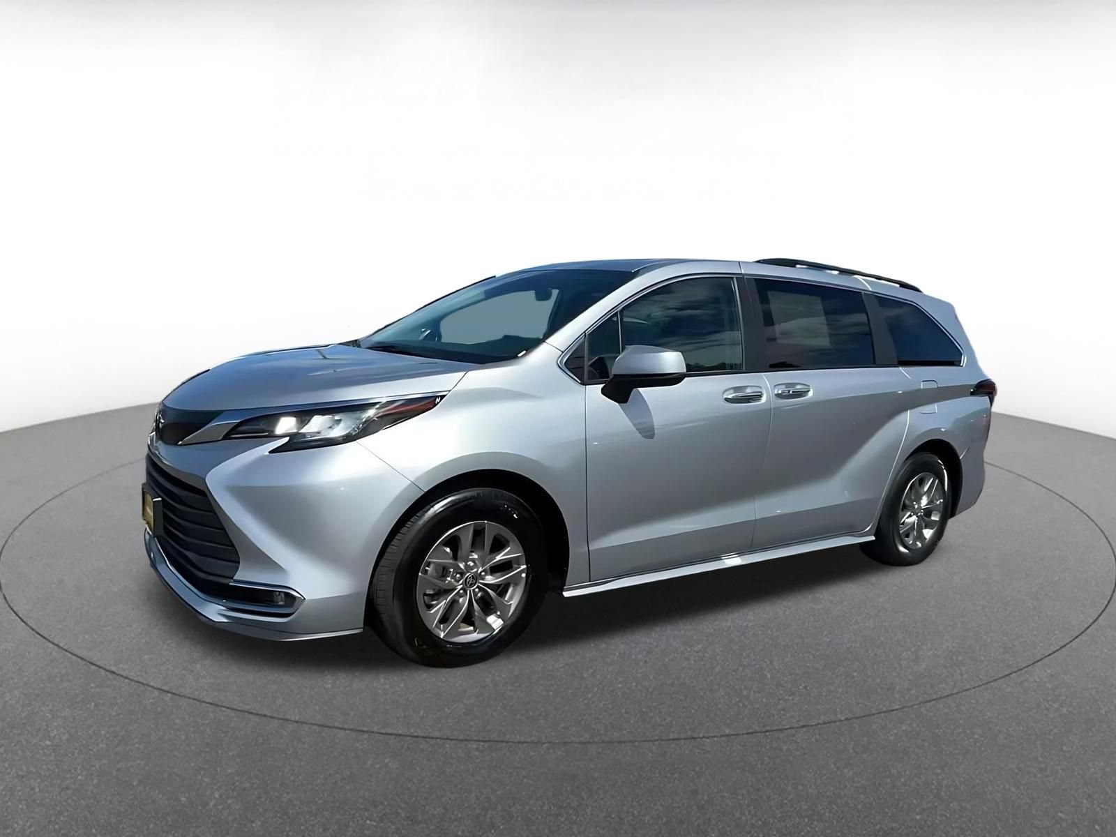 Used 2023 Toyota Sienna XLE FWD image 6