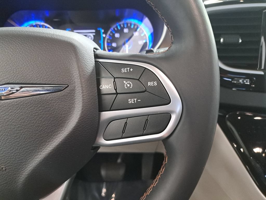 Used 2017 Chrysler Pacifica Touring-L FWD image 20