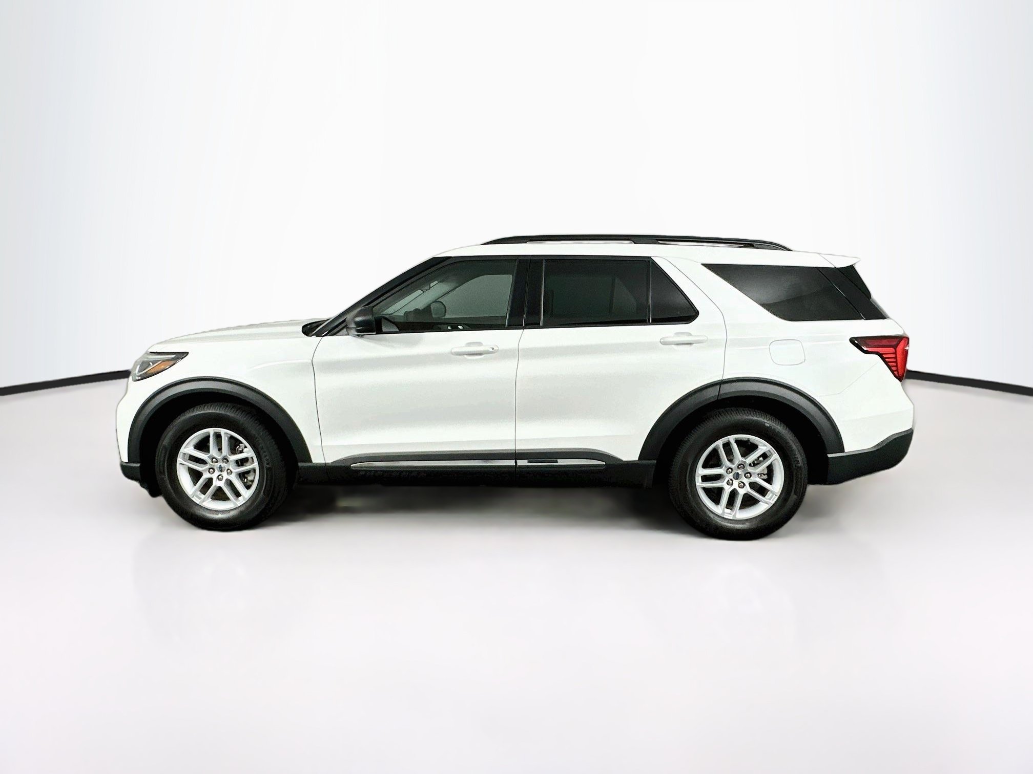 Used 2025 Ford Explorer Active w/ Active Comfort Package RWD image 4