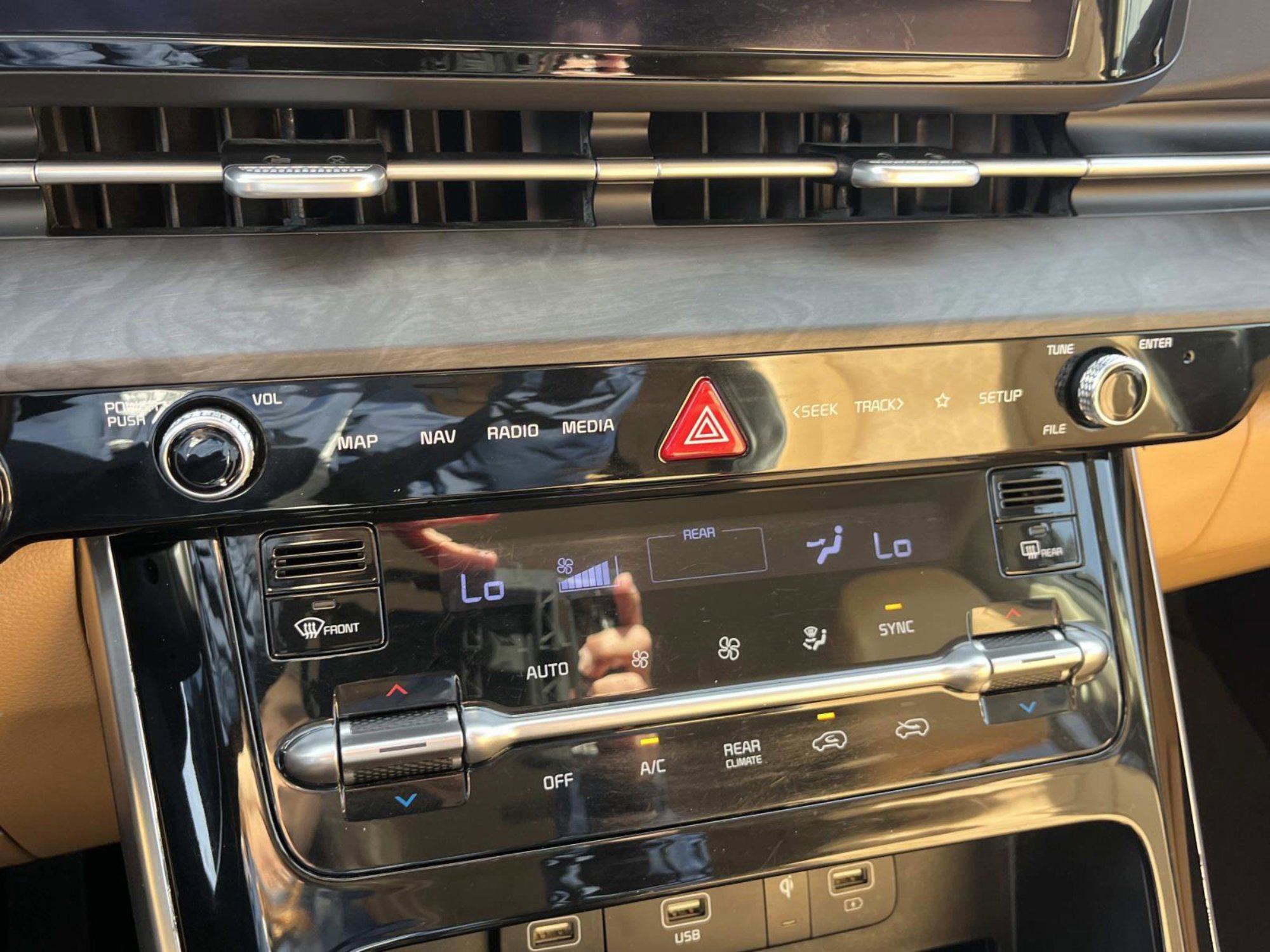 Certified 2024 Kia Carnival EX image 31