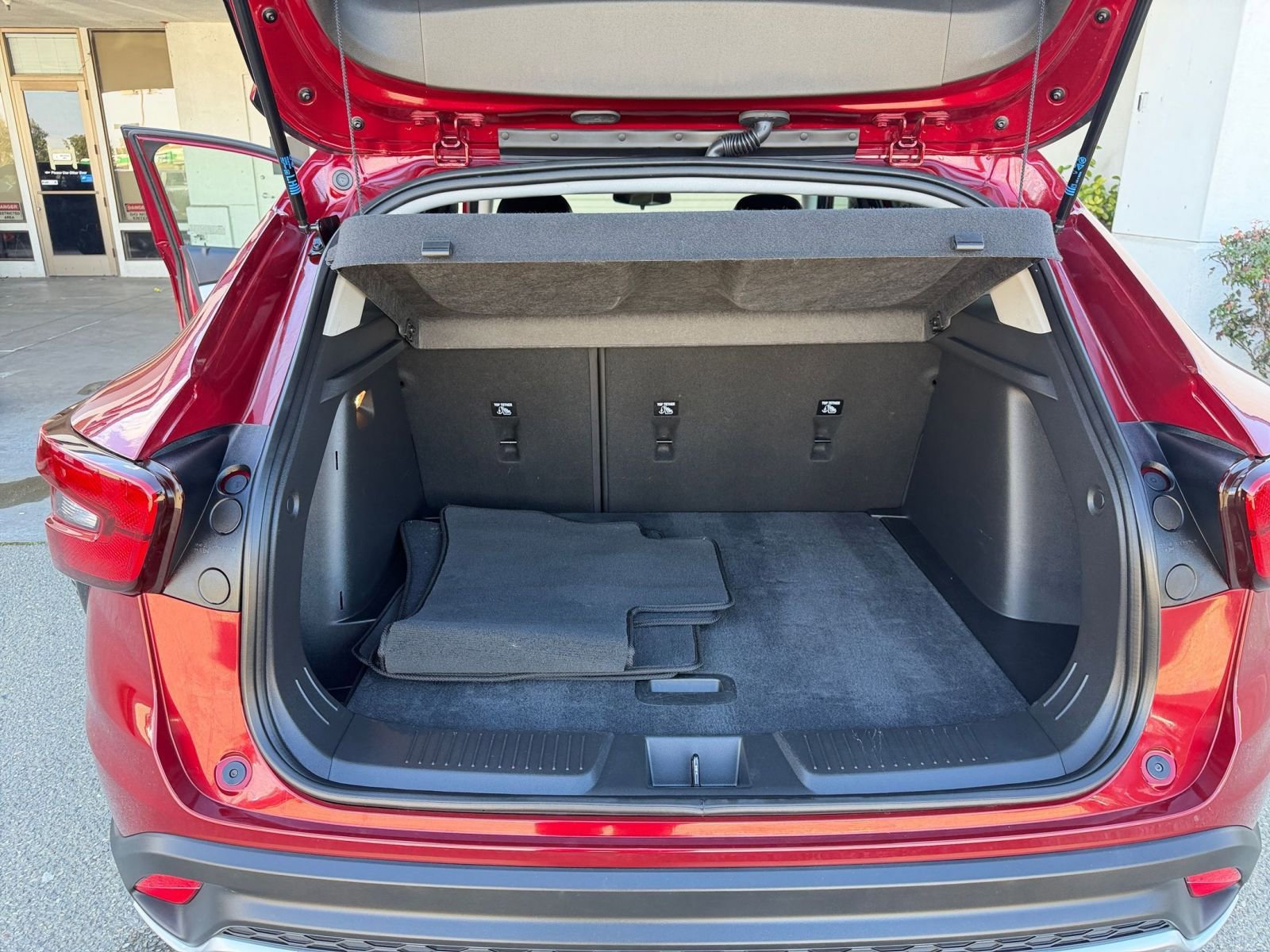 Used 2025 Chevrolet Trax LT image 32