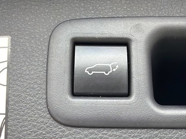 Used 2023 Toyota Highlander Limited FWD image 19