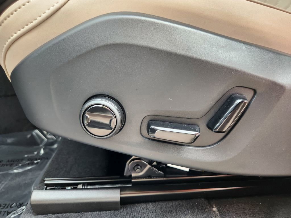 New 2026 Volvo XC90 B6 Plus w/ Protection Package Premier image 9