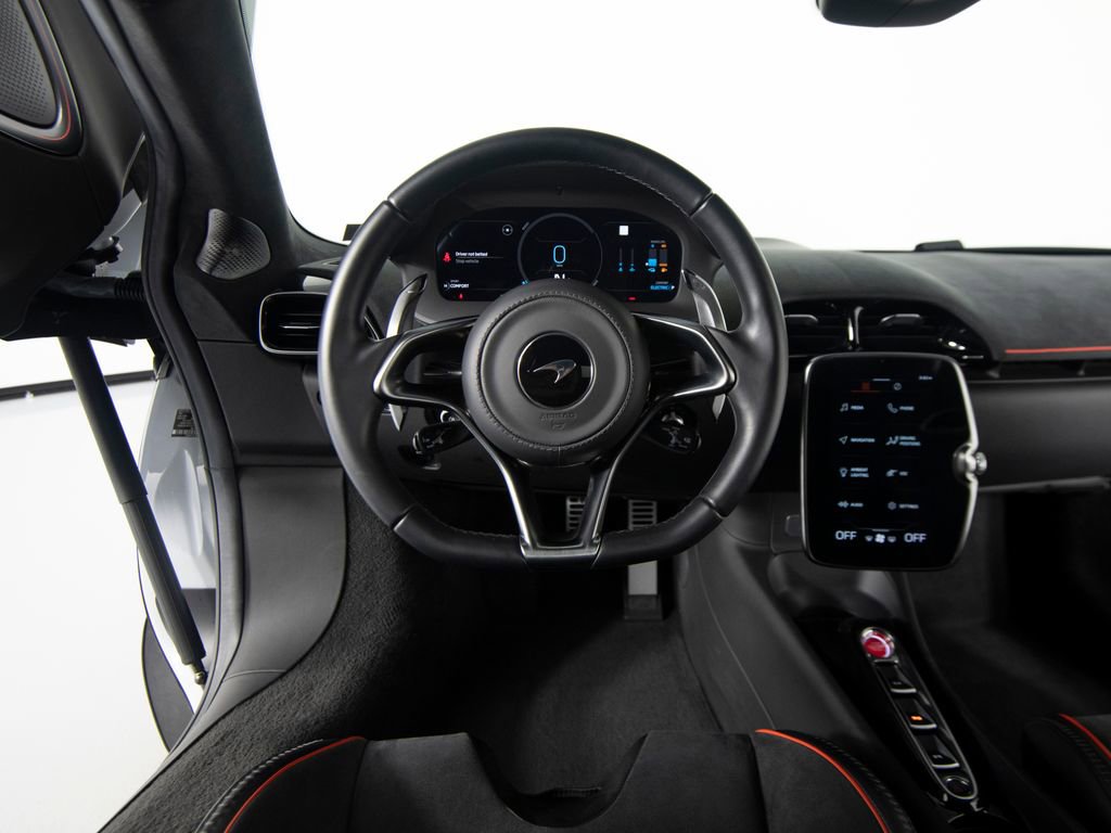 Used 2023 McLaren Artura image 15