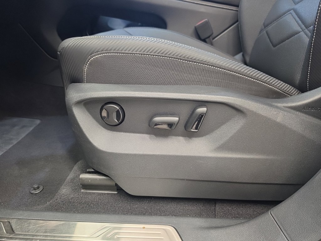 Used 2026 Volkswagen Atlas Cross Sport SE FWD image 33