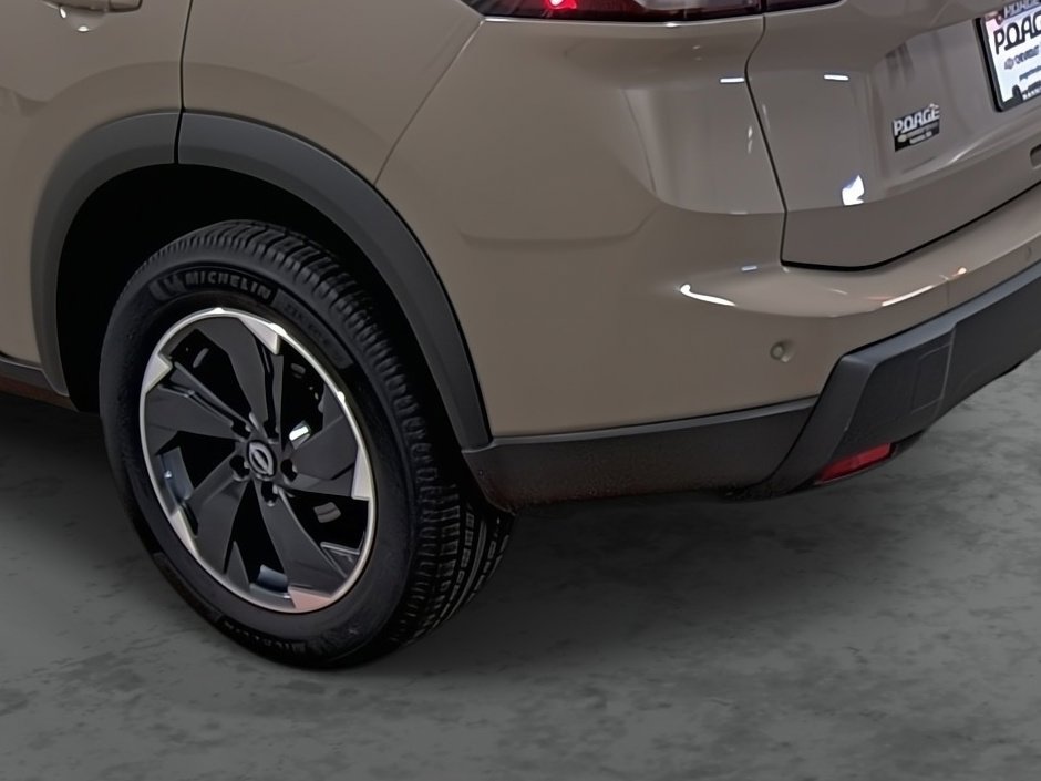 Used 2024 Nissan Rogue SV image 9