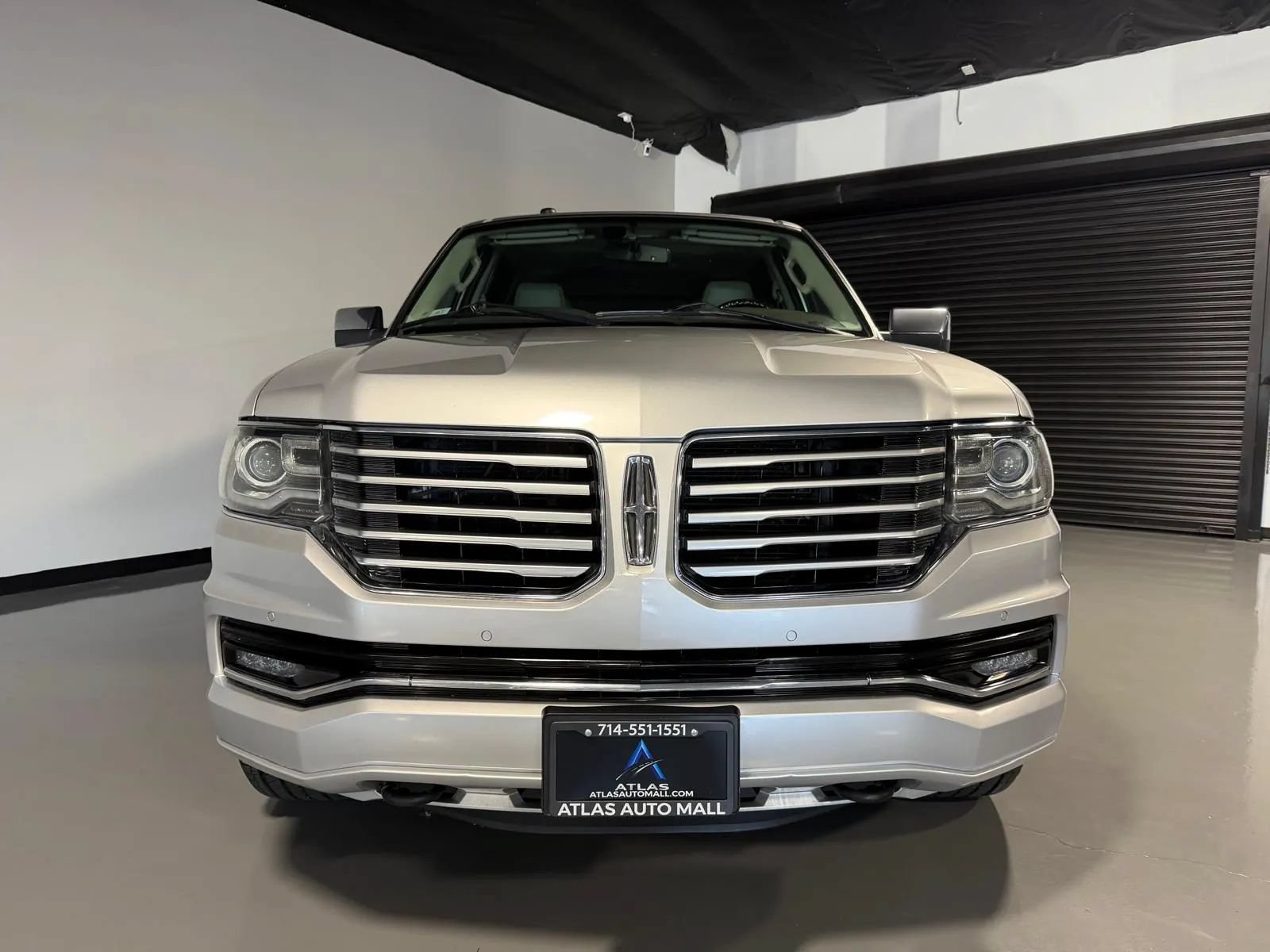 Used 2016 Lincoln Navigator Select RWD image 2