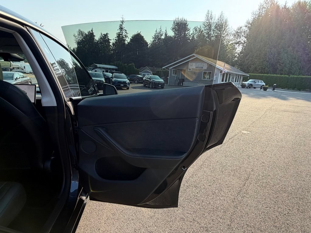 Used 2024 Tesla Model Y Long Range AWD/4WD image 29
