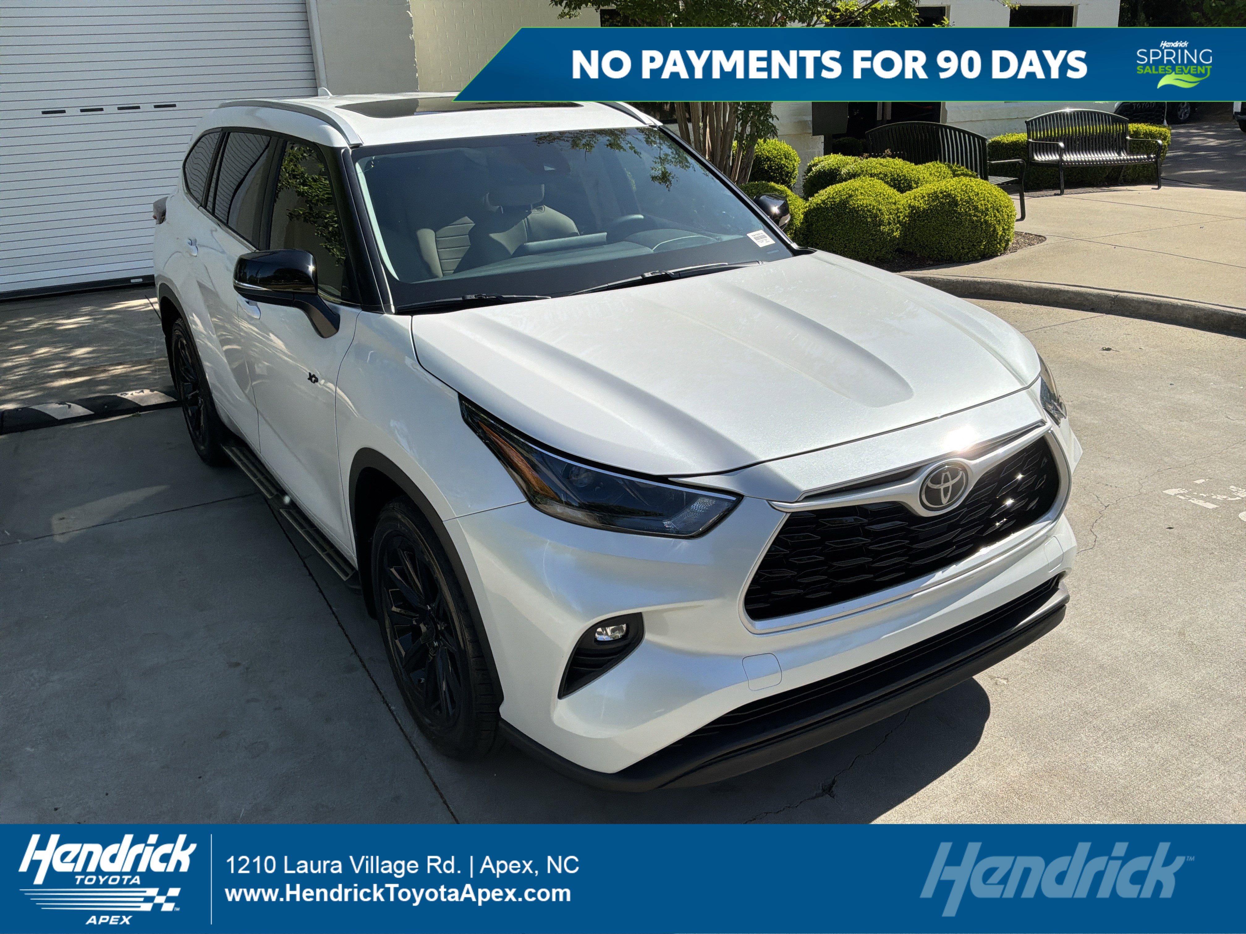 Used 2024 Toyota Highlander XLE FWD image 1