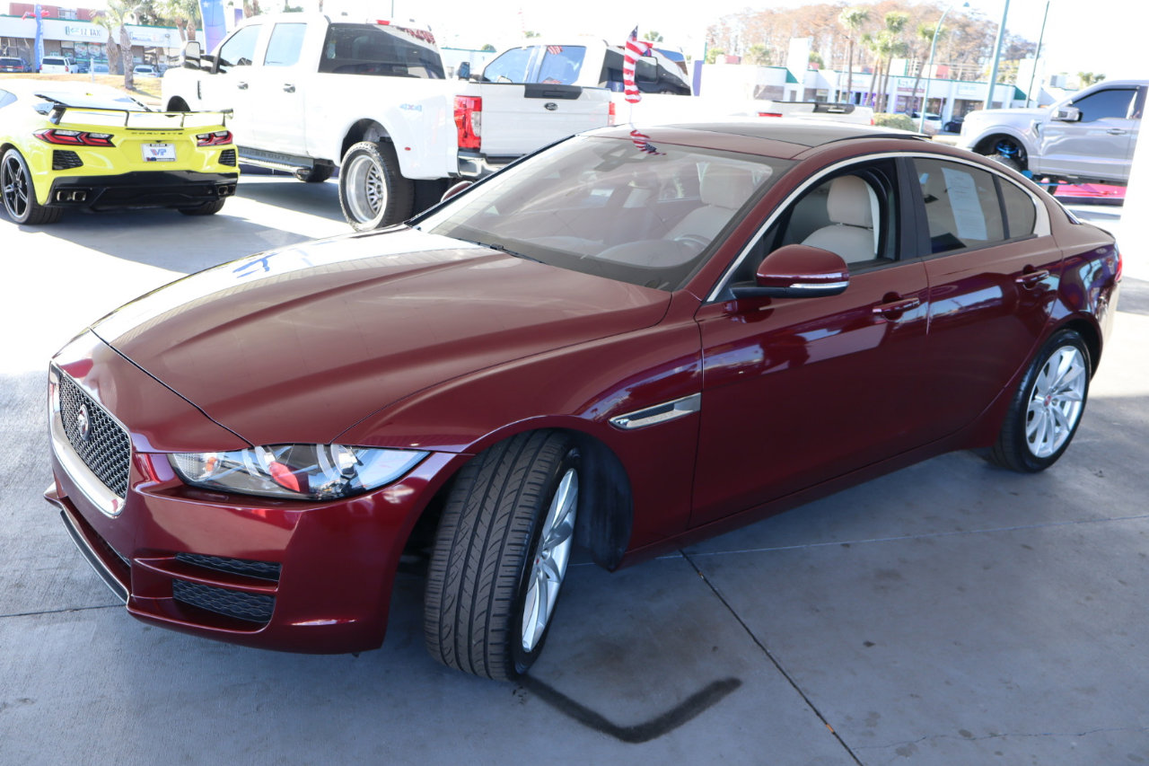 Used 2017 Jaguar XE image 9