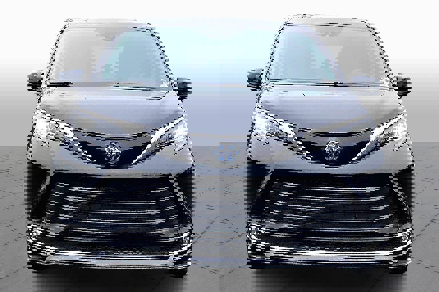 Used 2023 Toyota Sienna XLE image 3