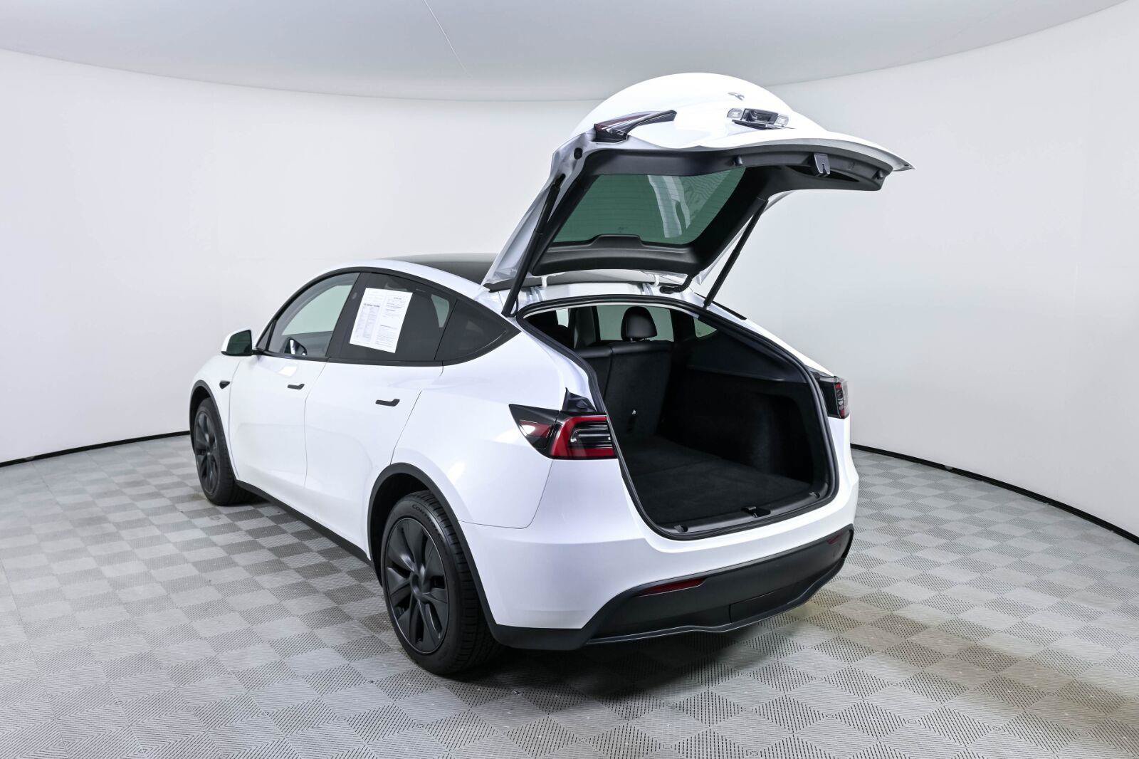 Used 2024 Tesla Model Y Long Range AWD/4WD image 30