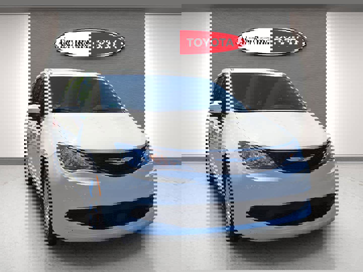 Used 2023 Chrysler Voyager LX image 2