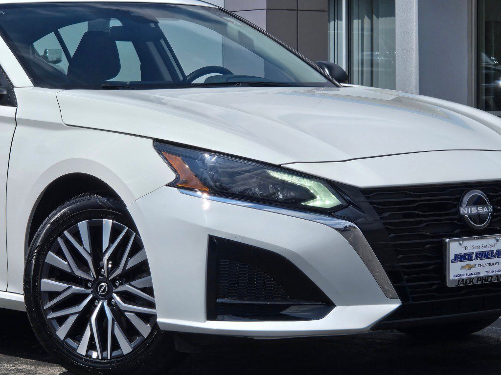 Used 2025 Nissan Altima 2.5 SV FWD image 3