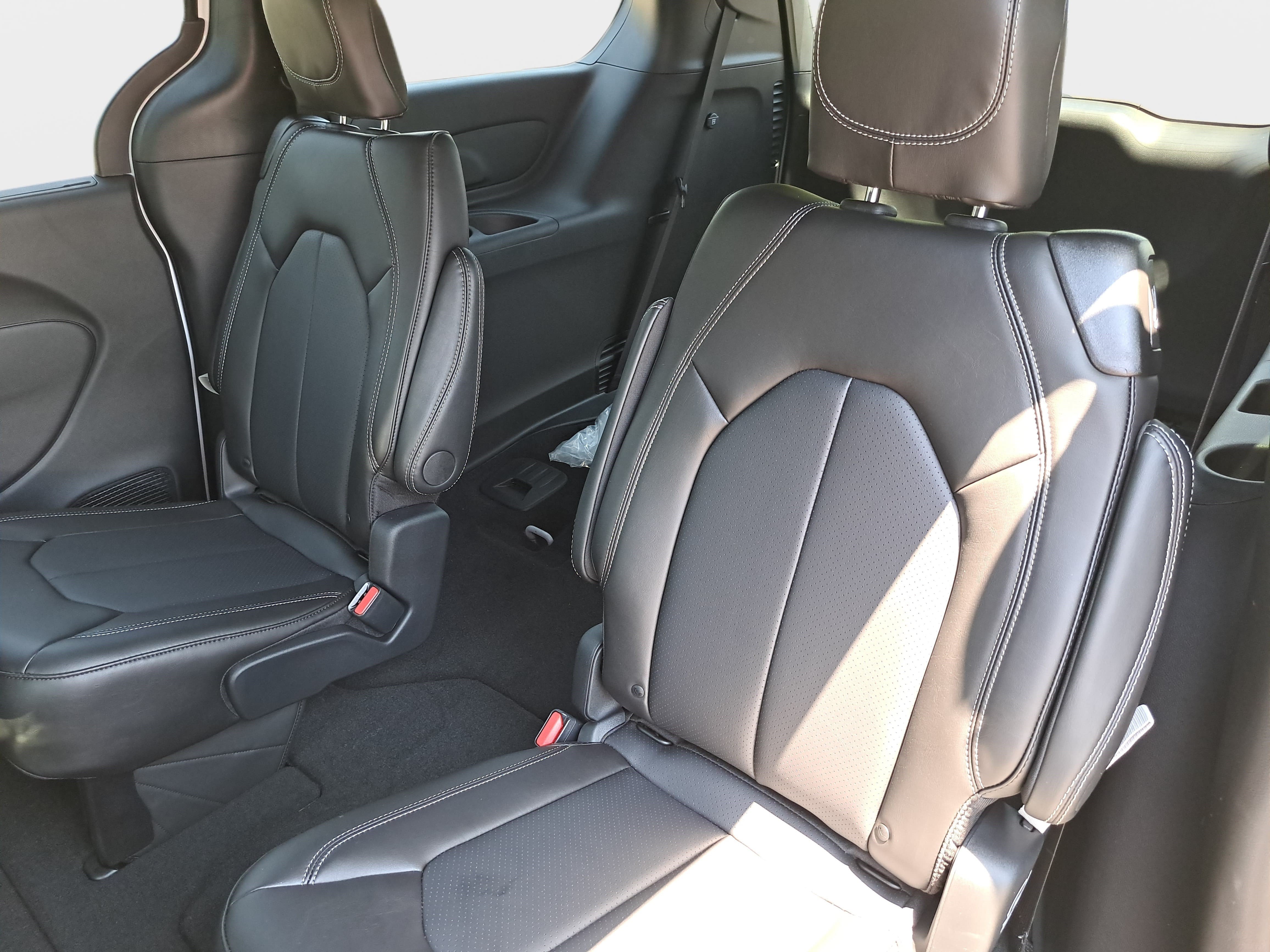 New 2027 Chrysler Pacifica Select FWD image 16