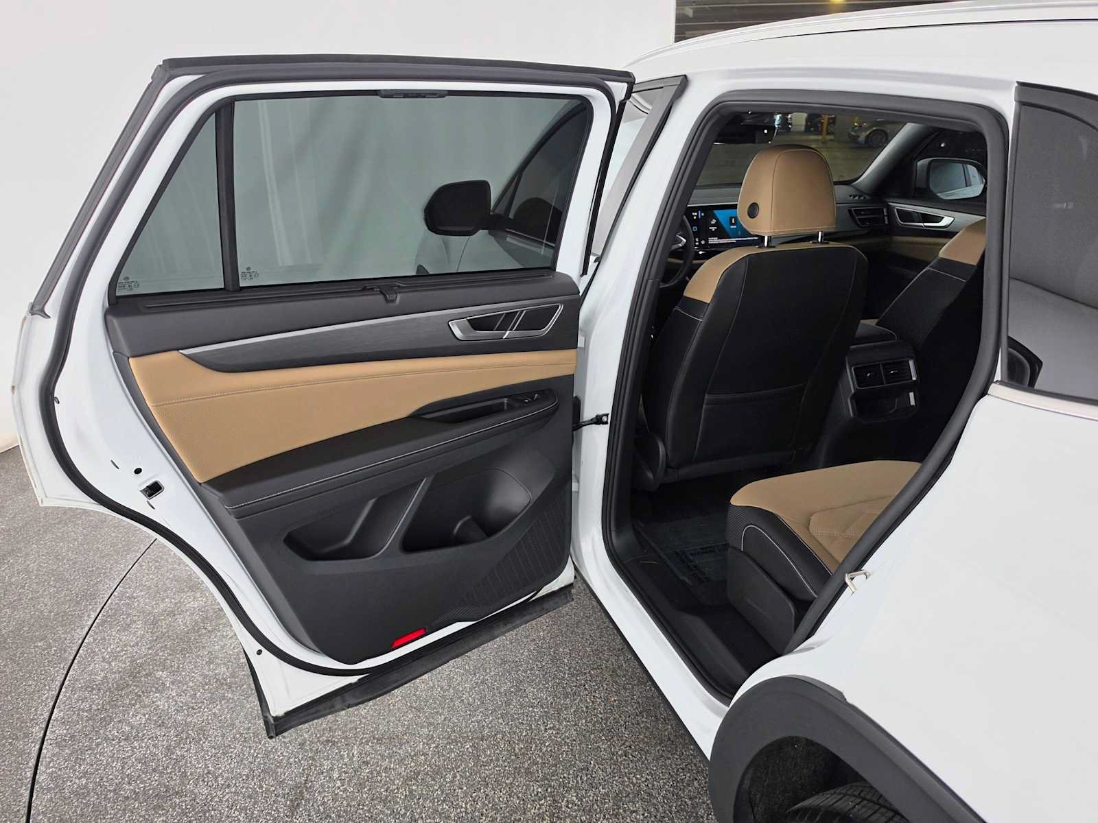 Used 2024 Volkswagen Atlas Cross Sport SE FWD image 15
