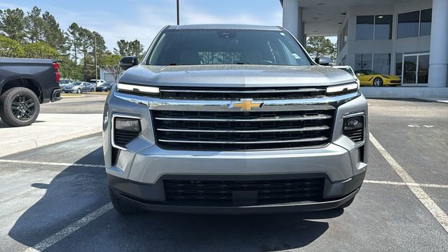 Used 2025 Chevrolet Traverse LT FWD image 2