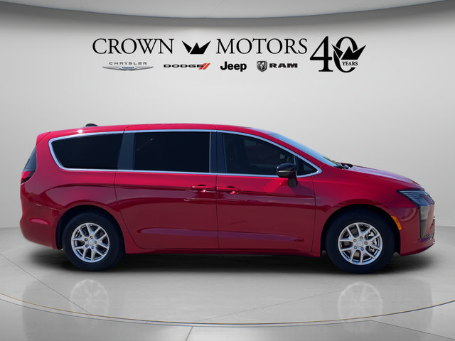 Used 2027 Chrysler Pacifica Select FWD image 4