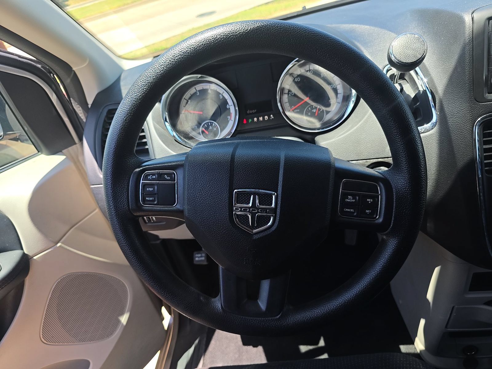 Used 2018 Dodge Grand Caravan SE w/ UConnect Hands-Free Group FWD image 8